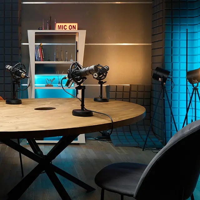 tomt podcast studio med to stoler, mikrofoner og bord