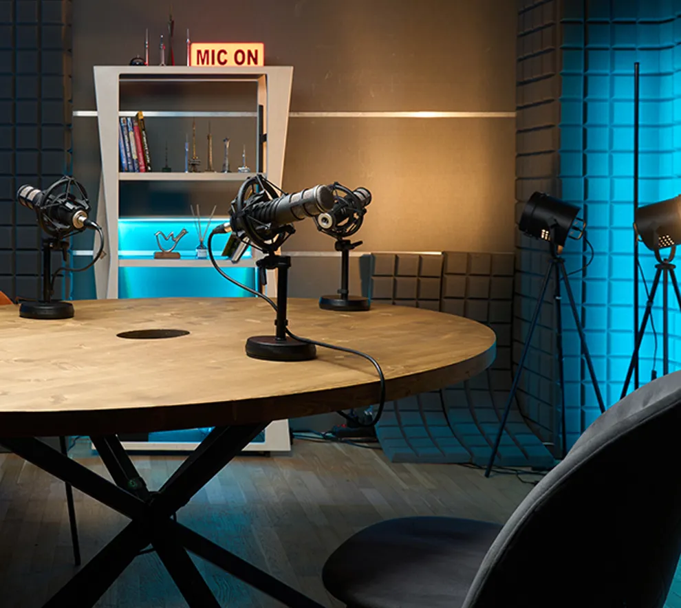 tomt podcast studio med to stoler, mikrofoner og bord