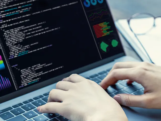 Programmering - hender på tastatur