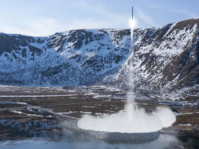 Rakett skytes opp ved Andøya Space Center, snødekte fjell i bakgrunnen.