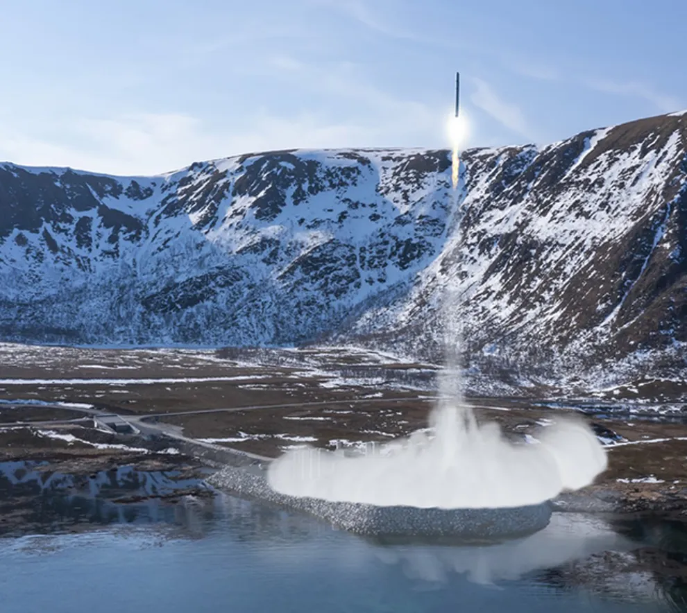 Rakett skytes opp ved Andøya Space Center, snødekte fjell i bakgrunnen.