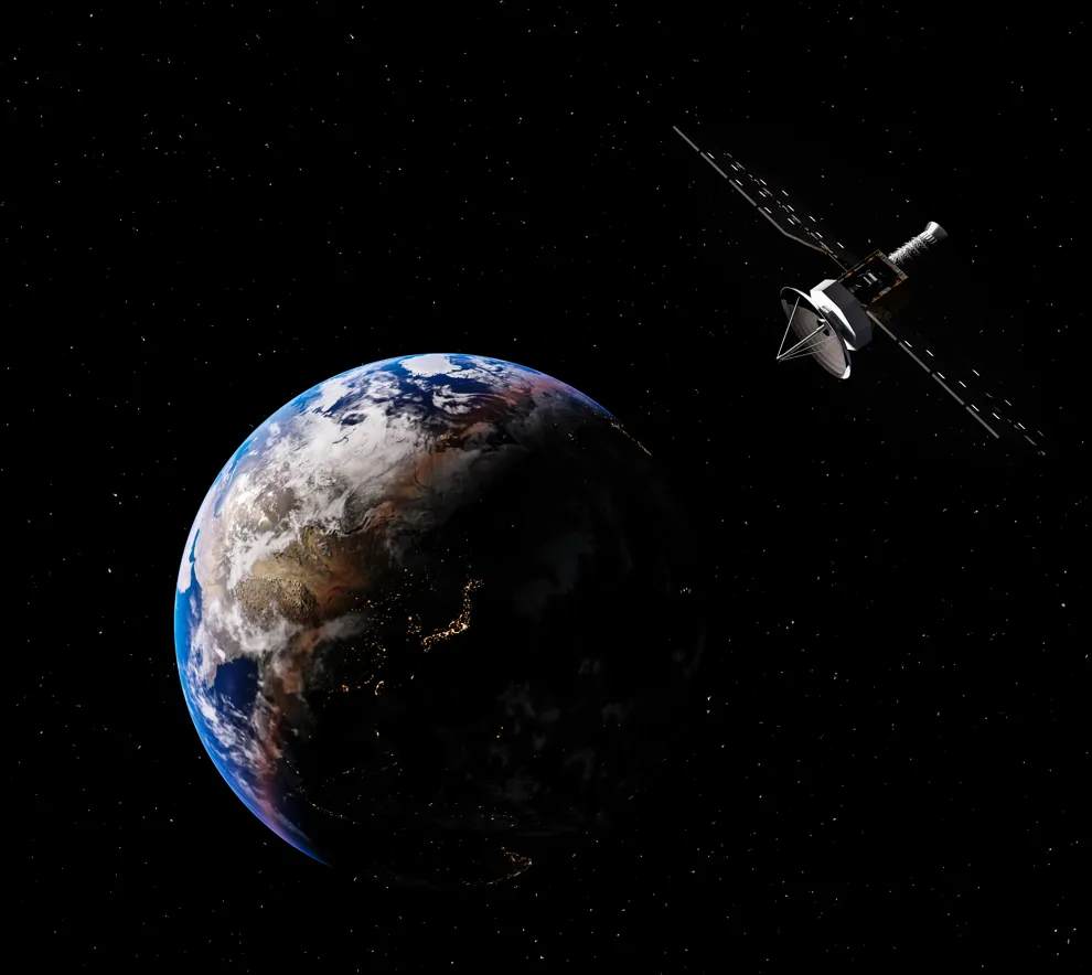 Jorden sett fra verdensrommet, satelitt i forgrunnen.