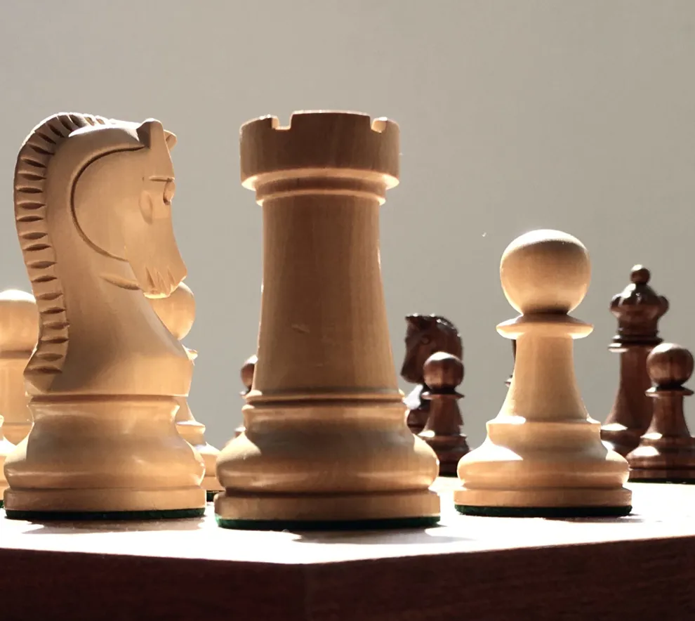 Nærbilde av sjakkfigurer på sjakkbrett