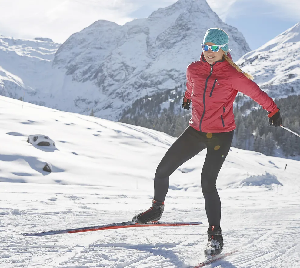 Dame på langrenn i fjellet