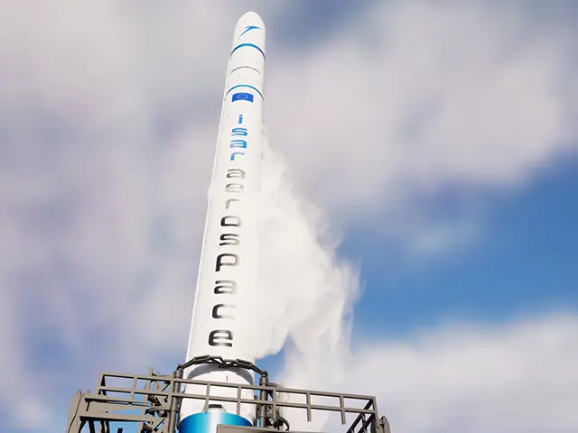 Raketten Spectrum fra Isar Aerospace står klar på oppskytningsplattformen med damp som strømmer ut, forberedt for oppskytning ved Andøya Spaceport. 