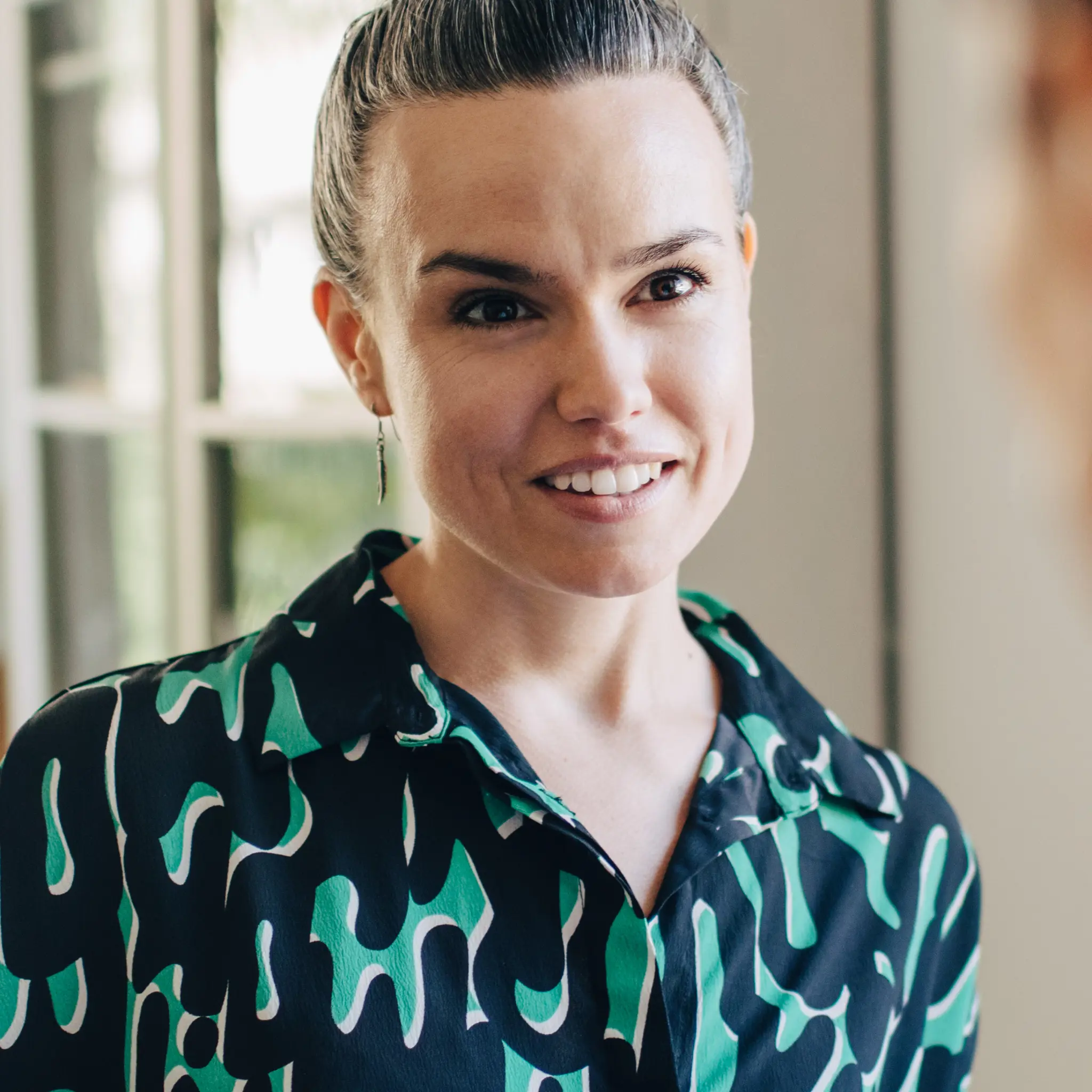 Fornøyd kvinne i dialog