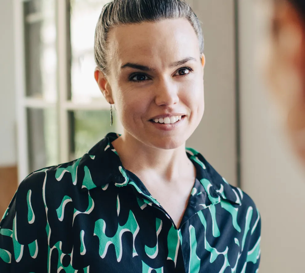 Fornøyd kvinne i dialog