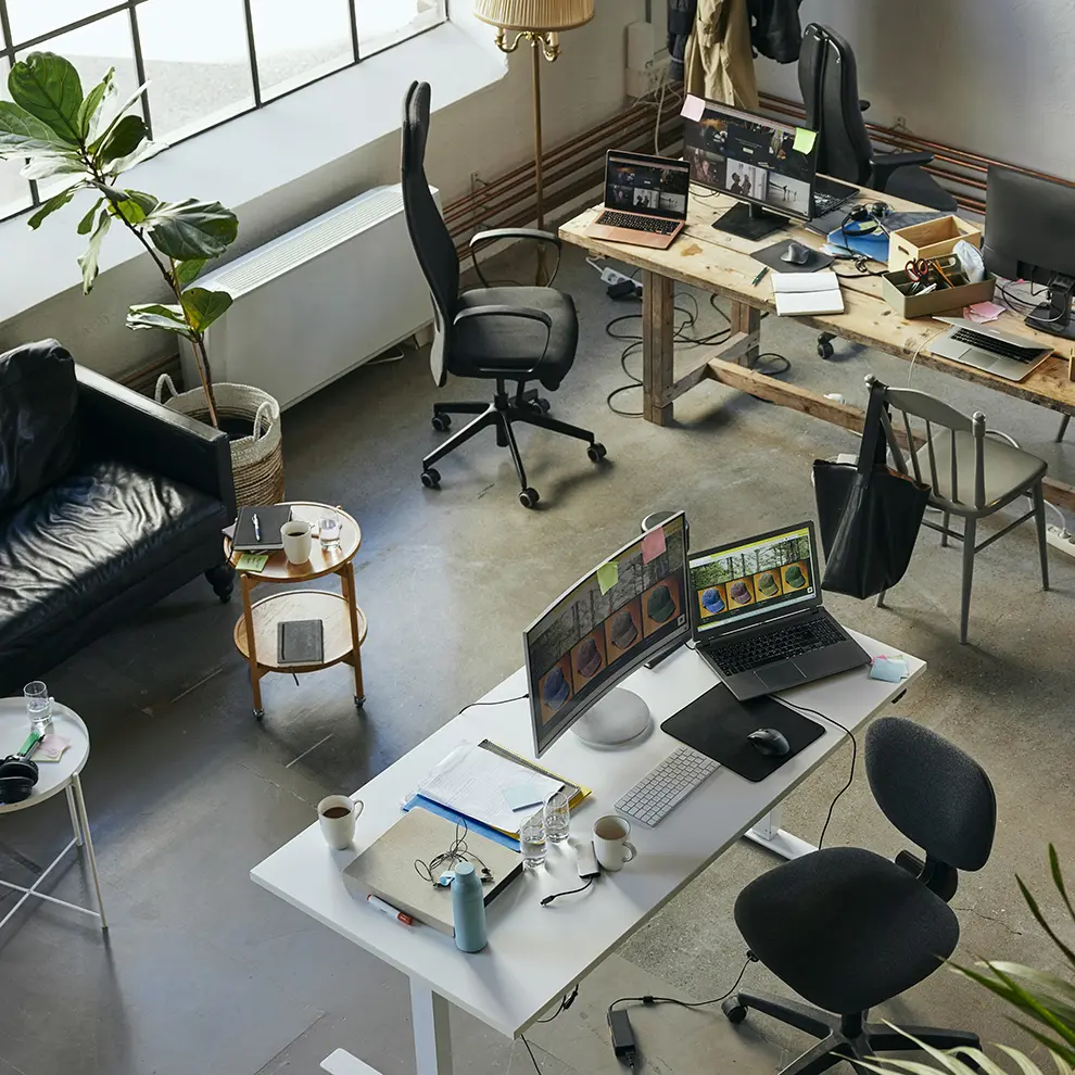 Moderne startup-kontor med arbeidsstasjoner og datamaskiner.
