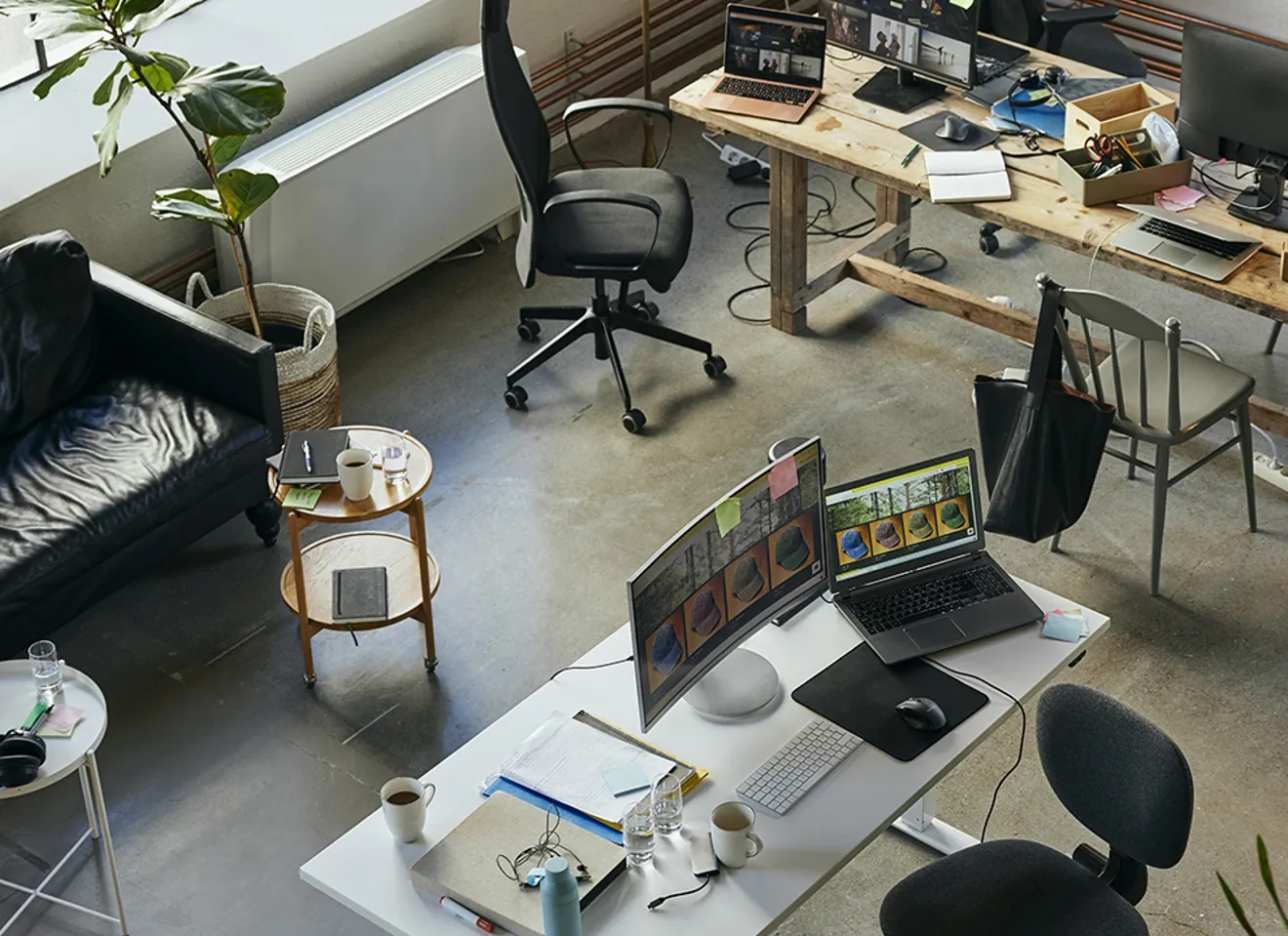 Moderne startup-kontor med arbeidsstasjoner og datamaskiner.