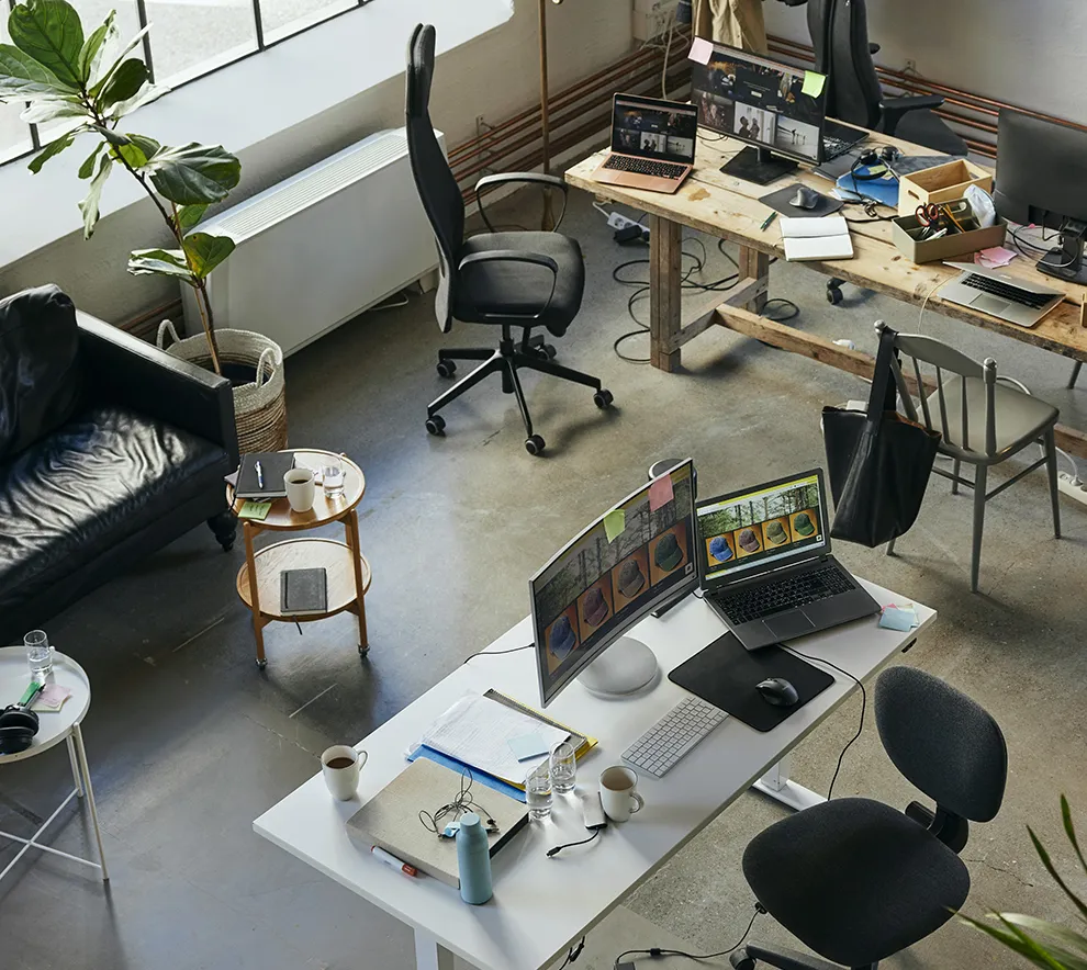 Moderne startup-kontor med arbeidsstasjoner og datamaskiner.