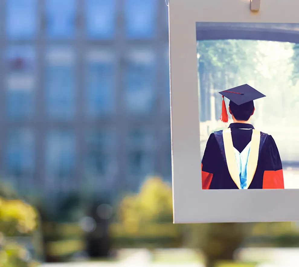 Illustrasjonsbilde av en foto med en student og et moderne kontorbygg i bakgrunn
