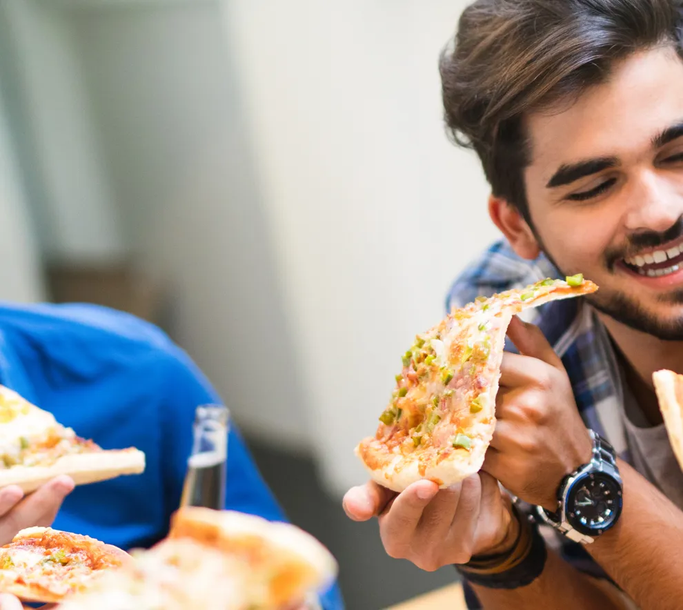 Studenter spiser pizza