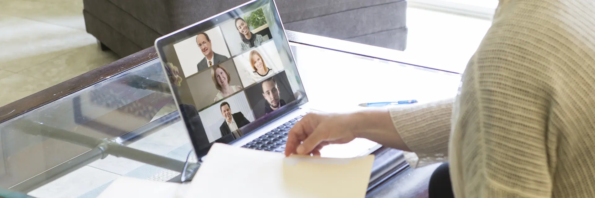 Kolleger i Teams-møte på PC