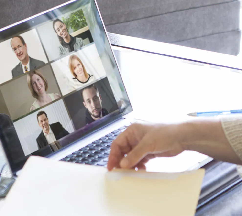 Kolleger i Teams-møte på PC