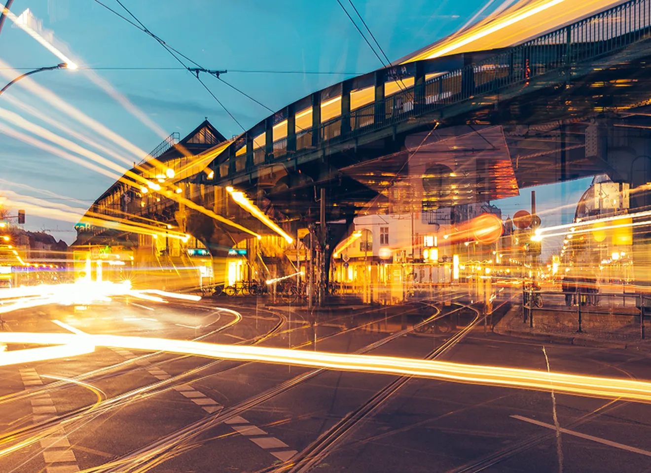 Illustrasjonsbilde av en mye traffikert by om natten med mange lysspor fra biler