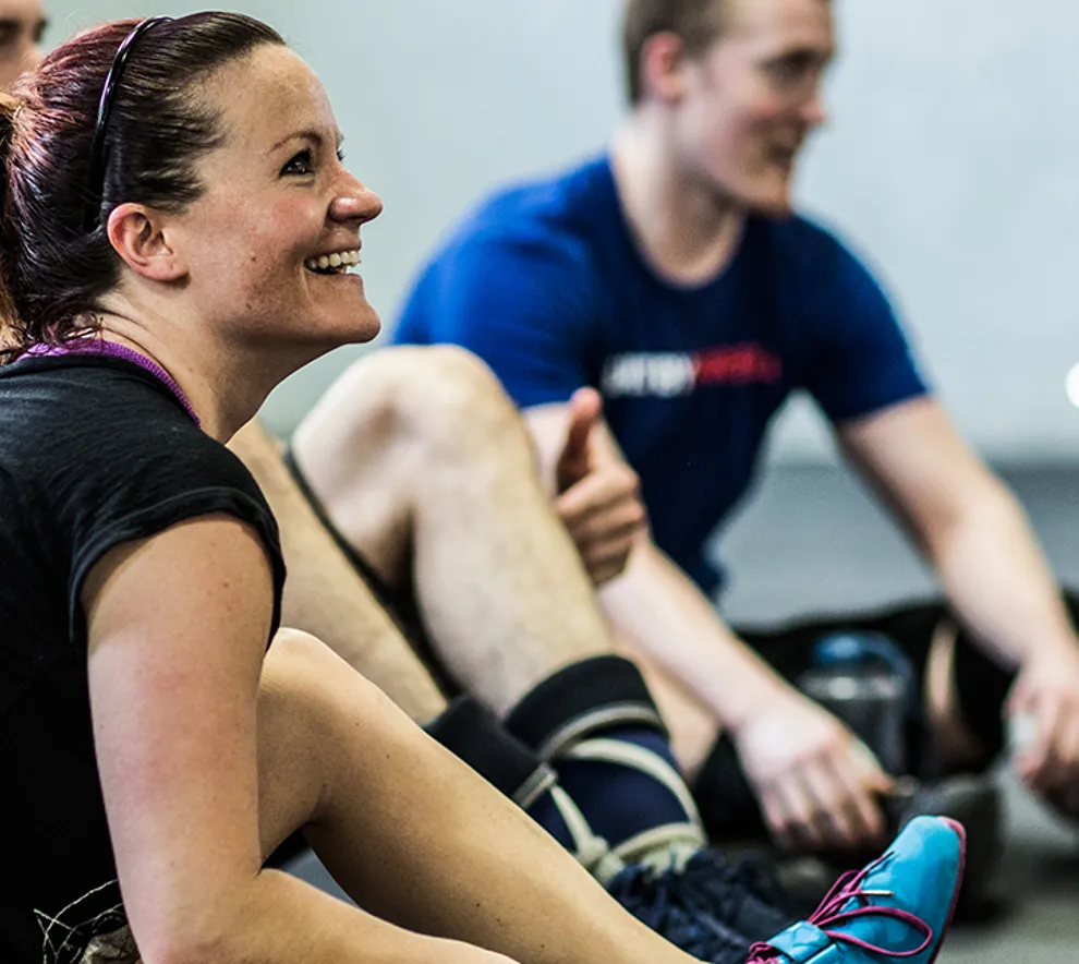 Treningsgjeng unge mennesker tar en pause i gymmen.