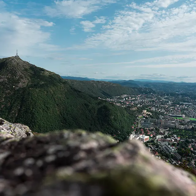Viser utsikt over Bergen by fra Ulriken