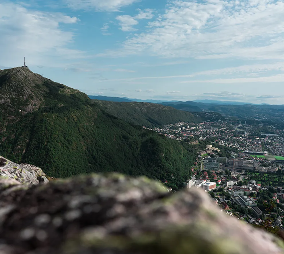 Viser utsikt over Bergen by fra Ulriken