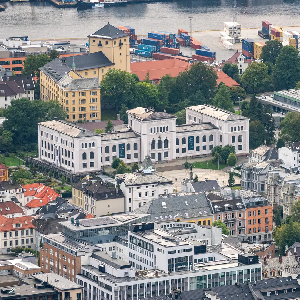 Flyfoto av Universitetsmuseet i Bergen og omkringliggende bygninger i sentrum.