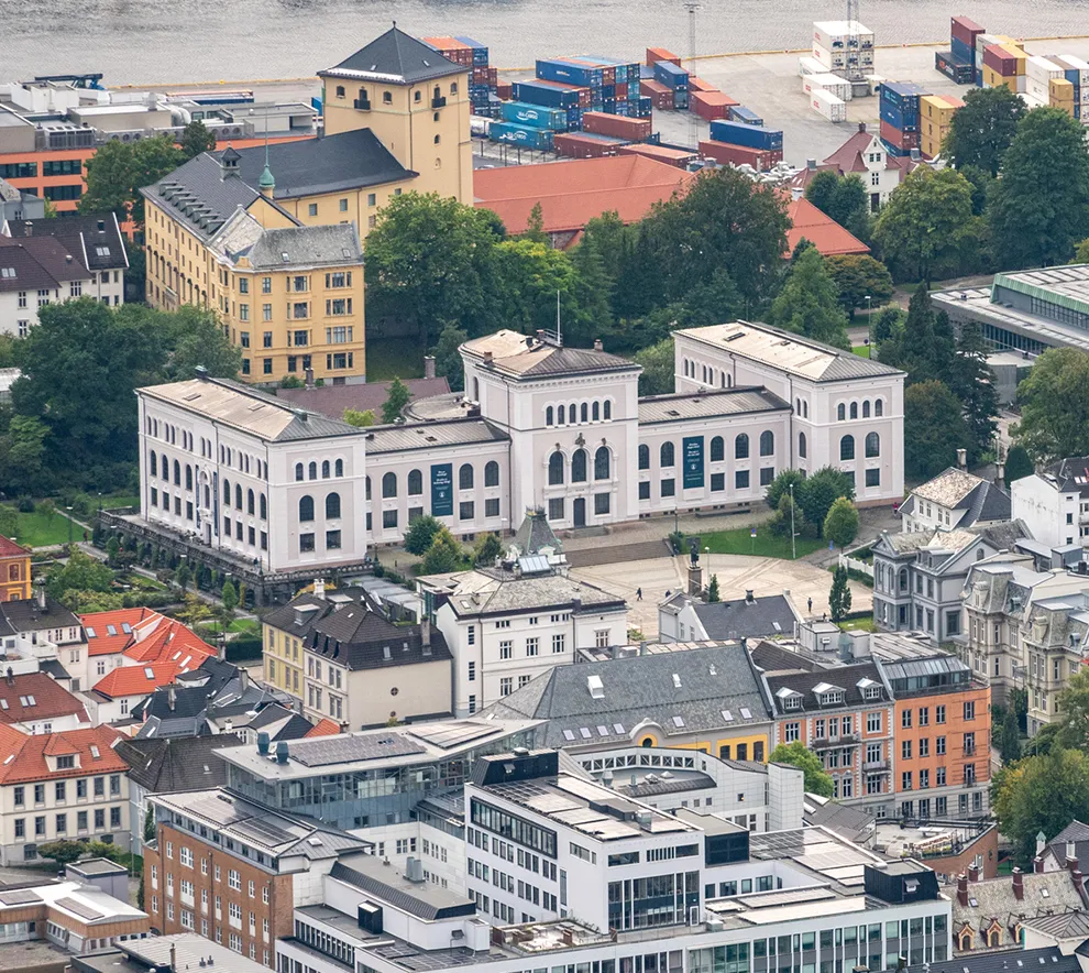 Flyfoto av Universitetsmuseet i Bergen og omkringliggende bygninger i sentrum.