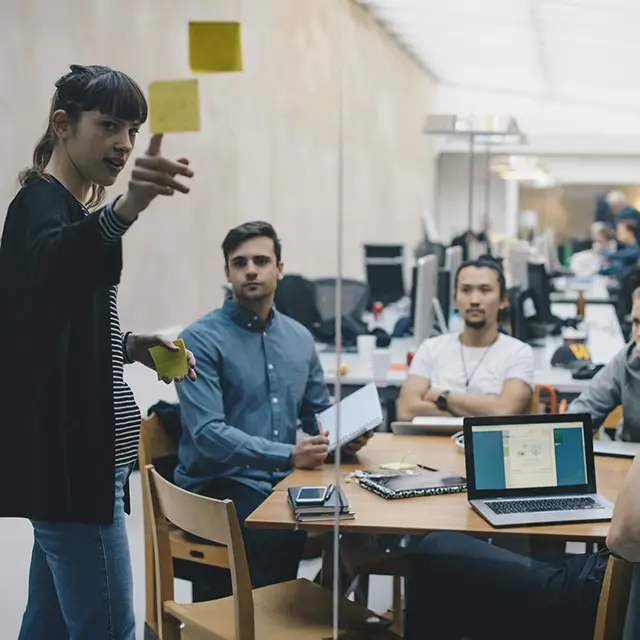 Utviklere i et møte planlegger et prosjekt.