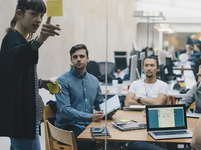 Utviklere i et møte planlegger et prosjekt.