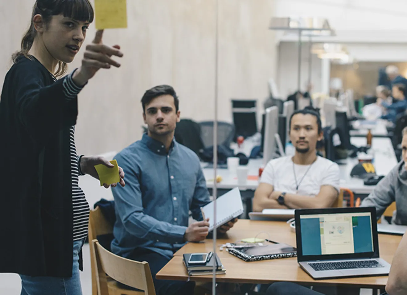 Utviklere i et møte planlegger et prosjekt.