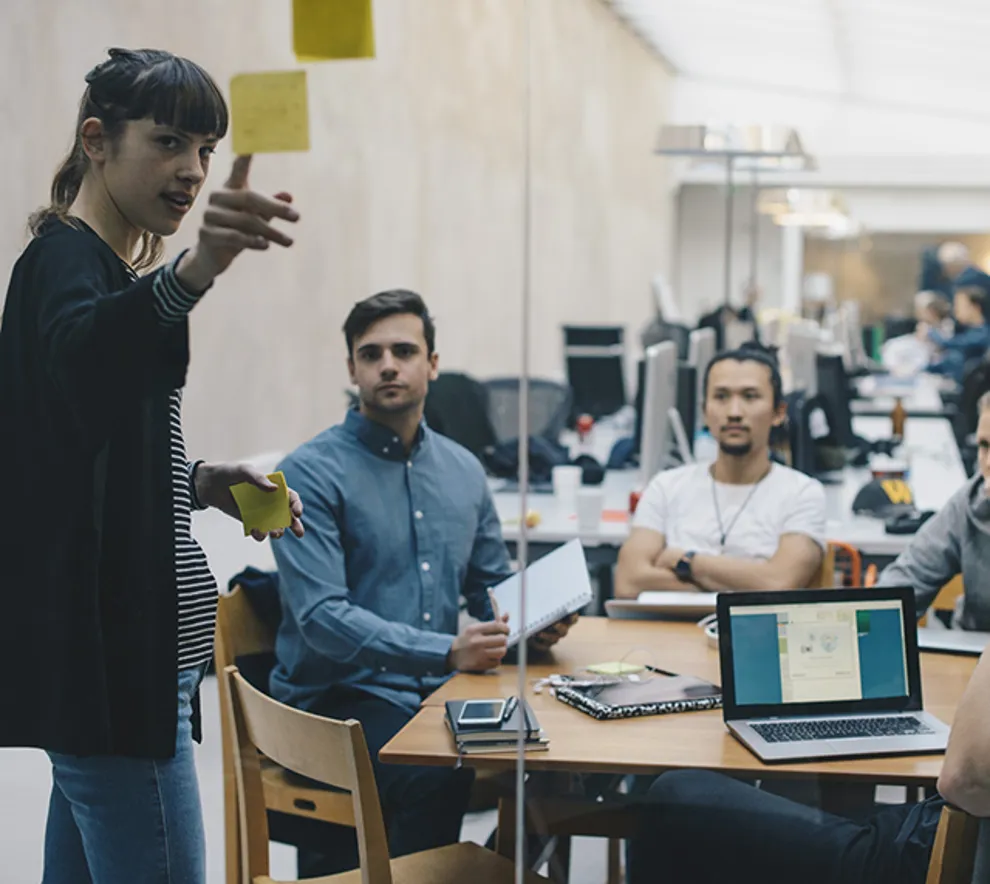 Utviklere i et møte planlegger et prosjekt.
