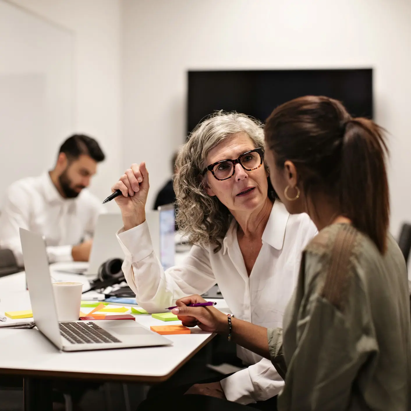 Leder i samtale med ansatt