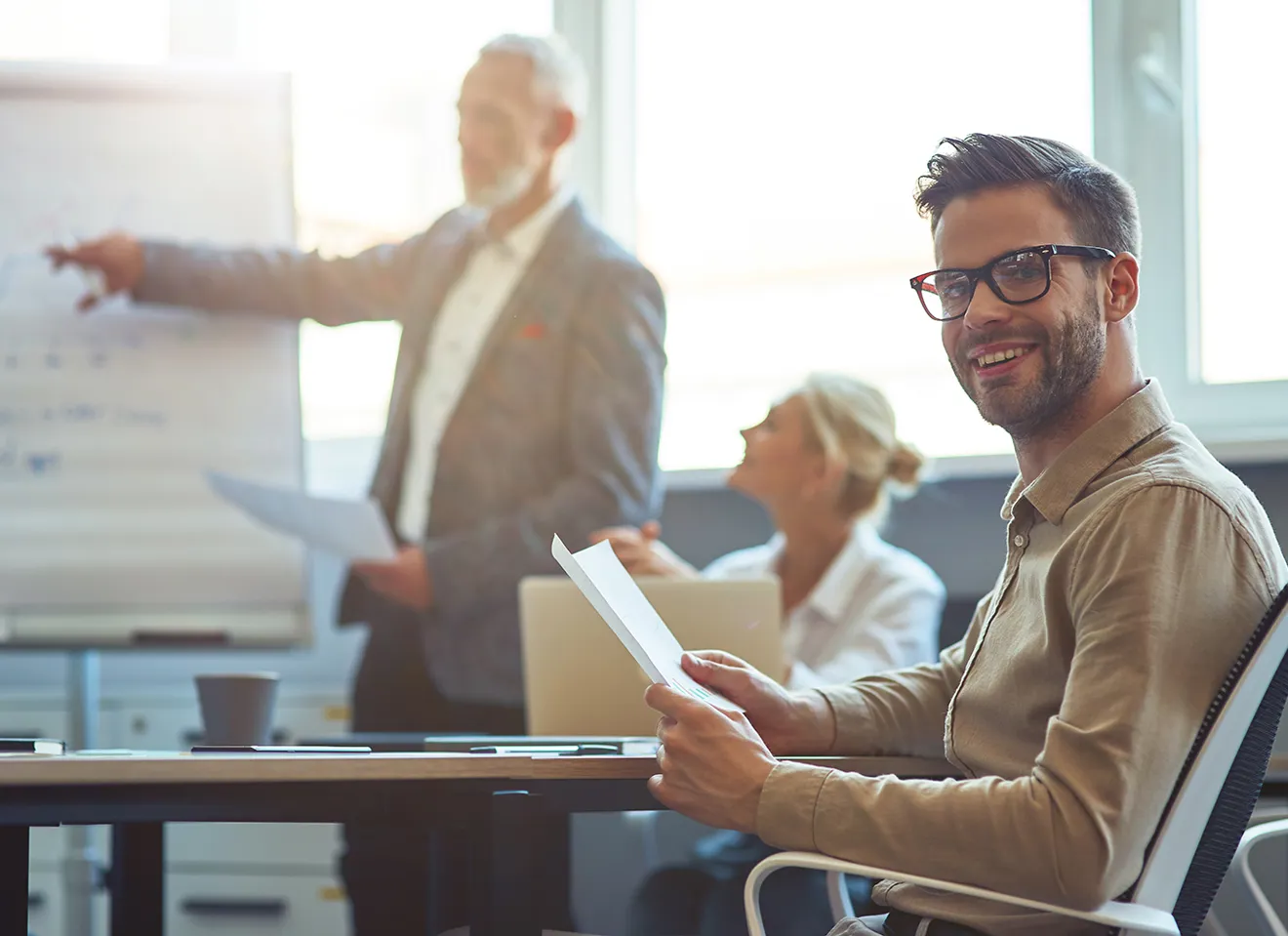 Mann ser på et foredrag med kollegaer