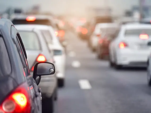 Biler som kjører i kø