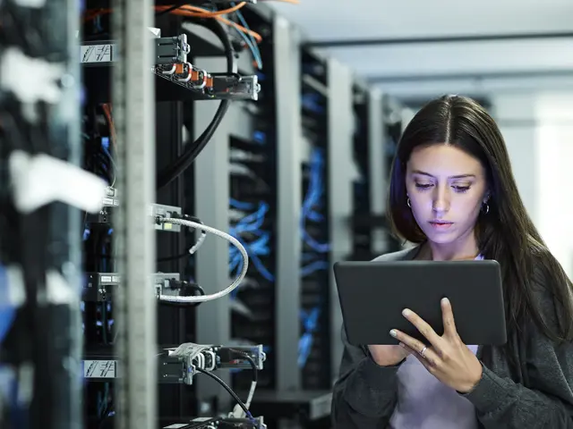 En kvinne som sitter i et datarom 
