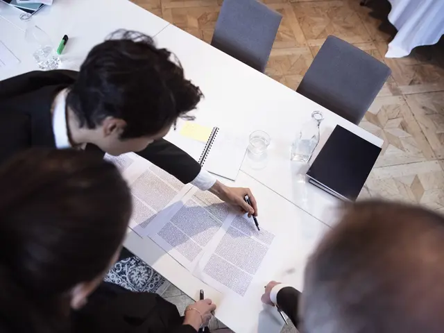 En gruppe som leser juss