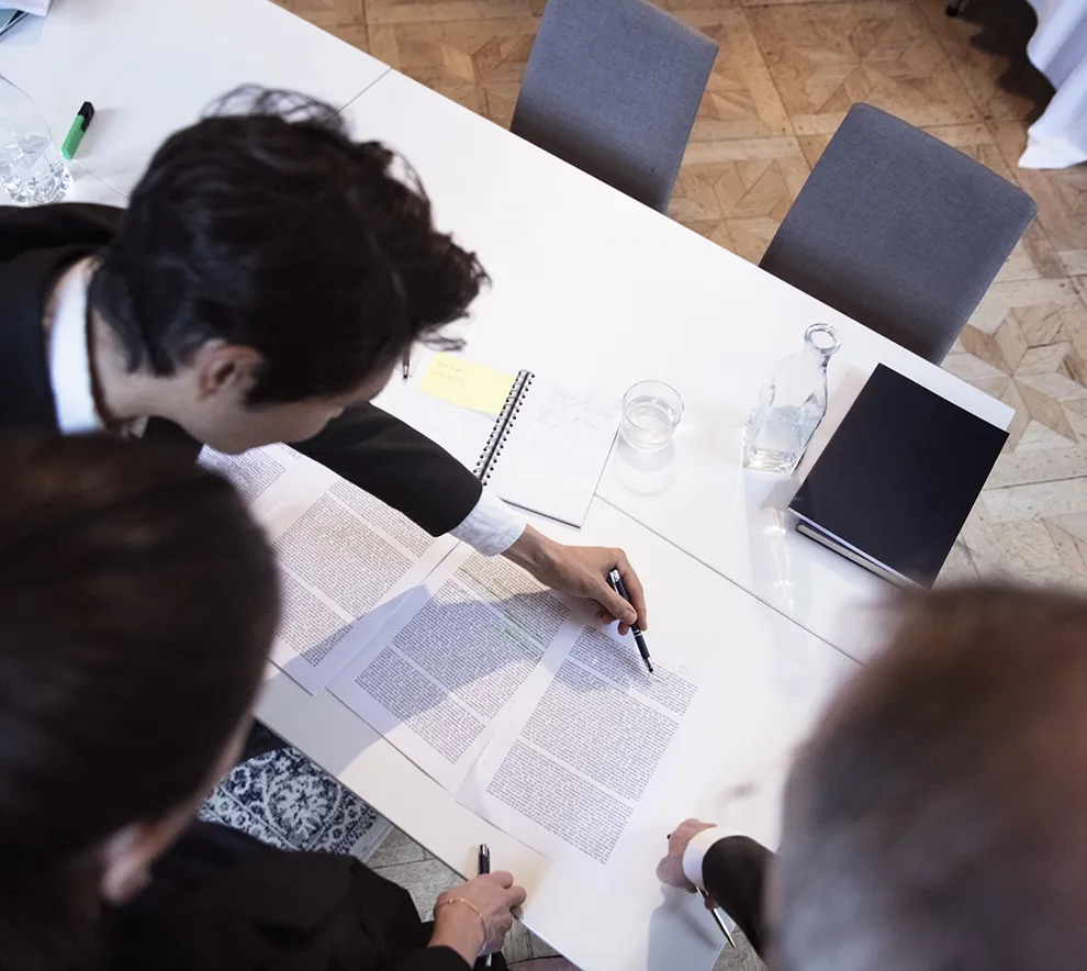 En gruppe som leser juss