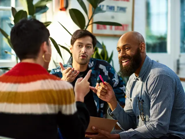 Kolleger som samarbeider, to menn og en kvinne