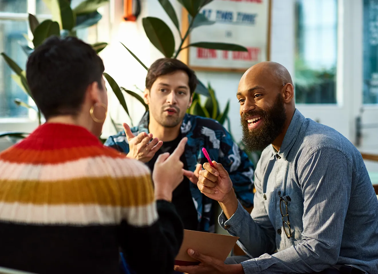 Kolleger som samarbeider, to menn og en kvinne