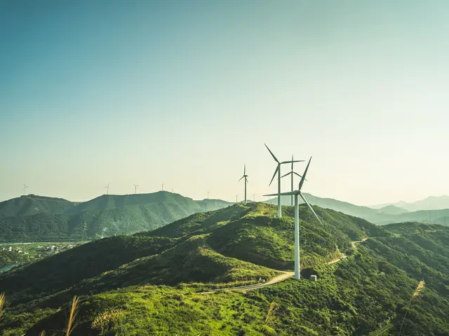 Vindmøller på et fjell i et grønt område