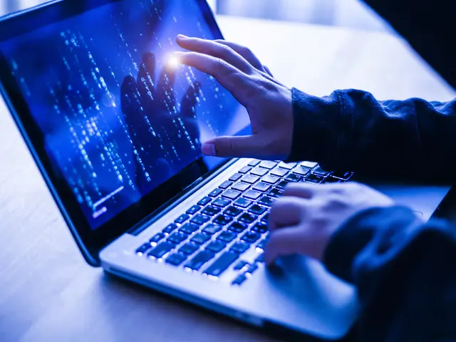 Robot teknologi- mann som tar på en digital skjerm