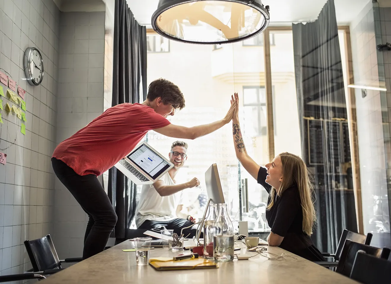 Kollegaer som gir hverandre "high-five"
