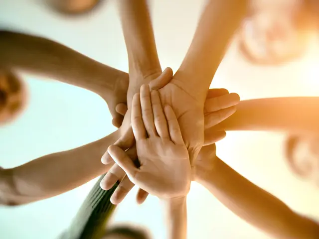 Hender som samles på midten - felleskap.