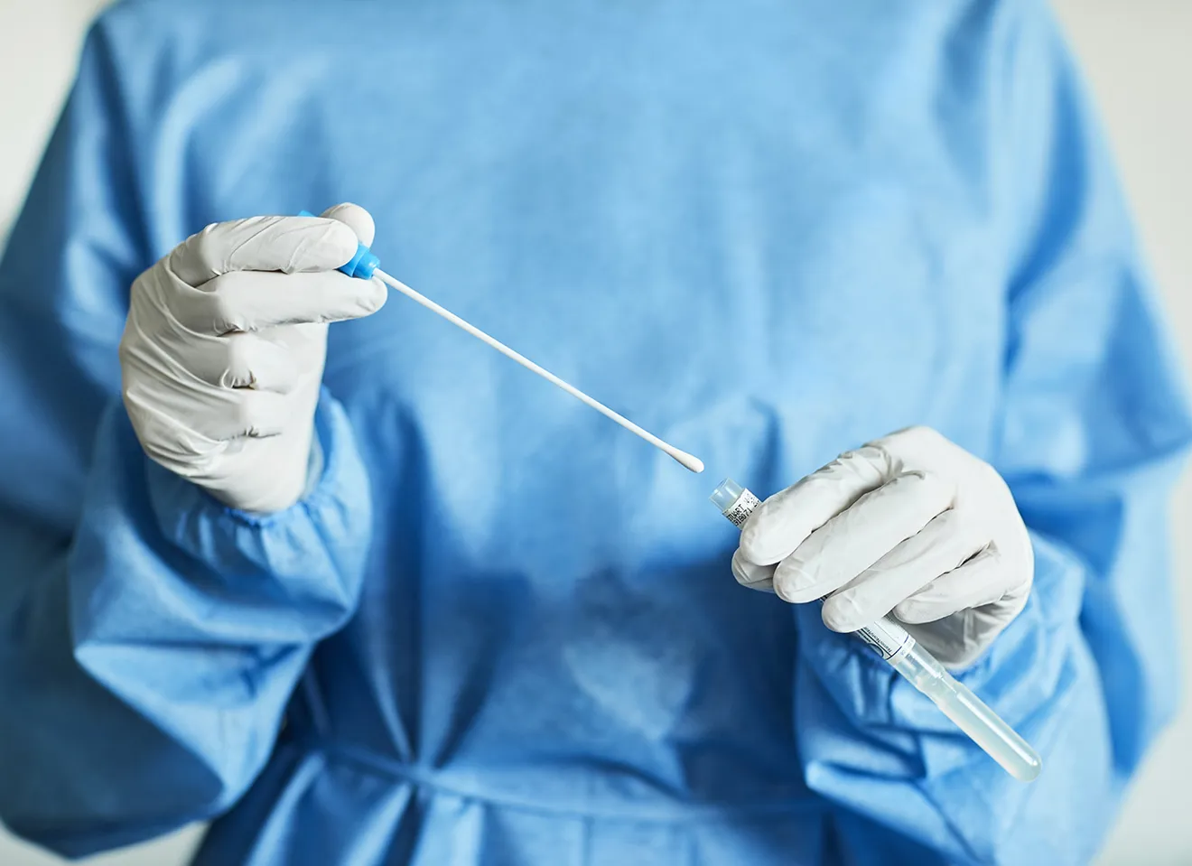 Sykepleier holder en korona-test