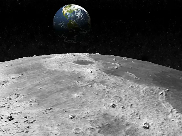 Utsikt fra månens overflate med jorden svevende i bakgrunnen, omgitt av det mørke rommet.