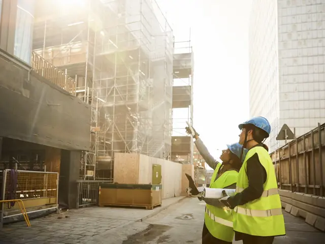 Illustrasjonsbilde av to kvinner i verneutstyr på en byggeplass