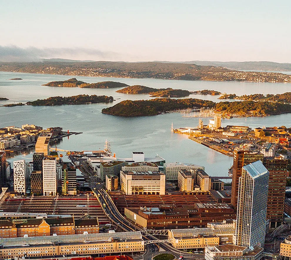 Flyfoto av Oslo sentrum med byen nærmest og fjorden med øyene i bakgrunn