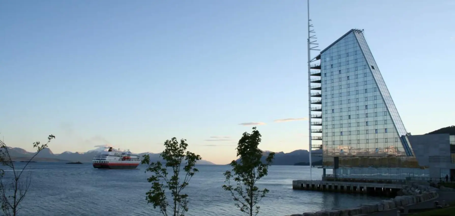Hotel Seilet i Molde med Hurtigruten båt på havet foran