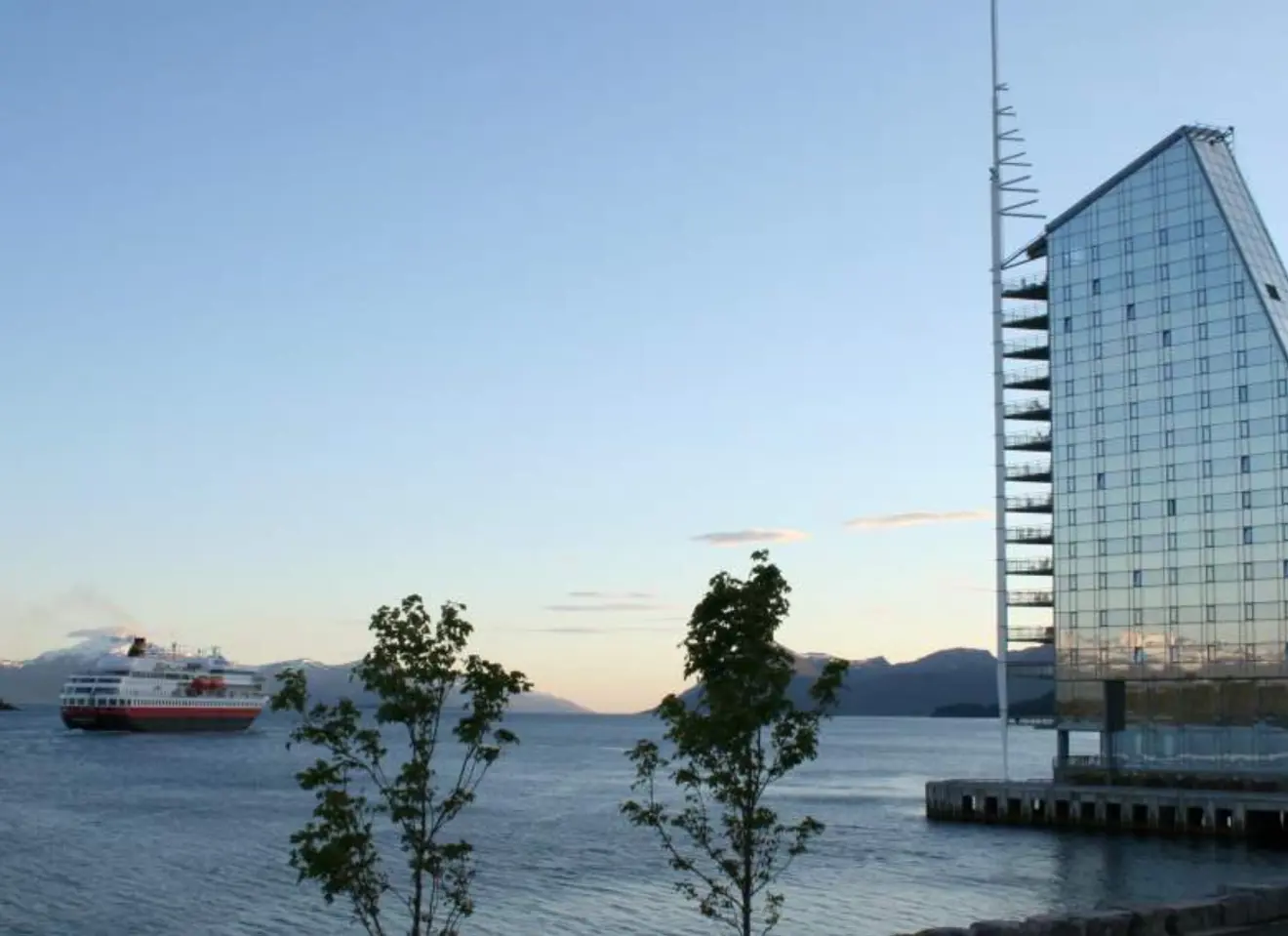 Hotel Seilet i Molde med Hurtigruten båt på havet foran