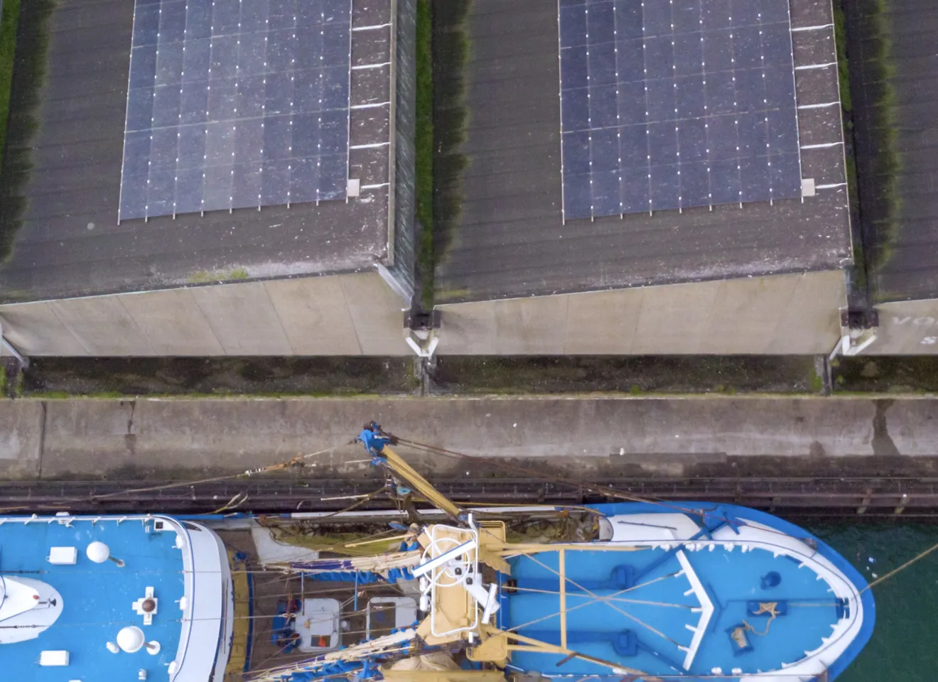 Luftbilde av solceller på fabrikktak