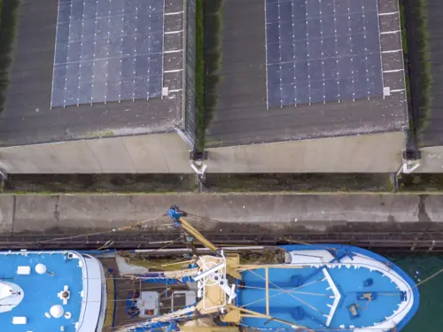 Luftbilde av solceller på fabrikktak