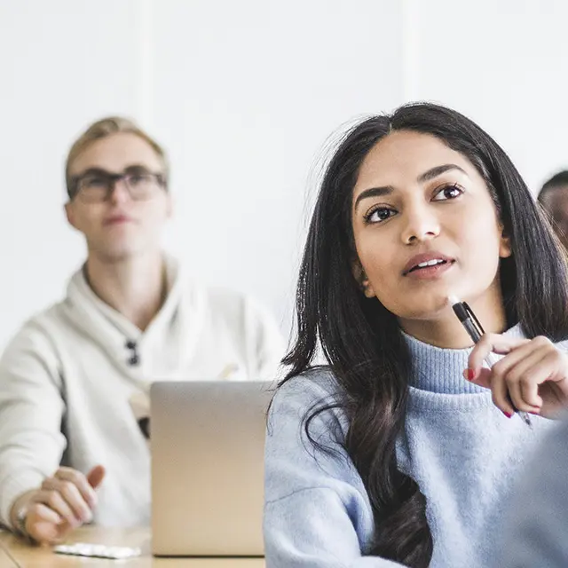 Studenter som sitter og hører på