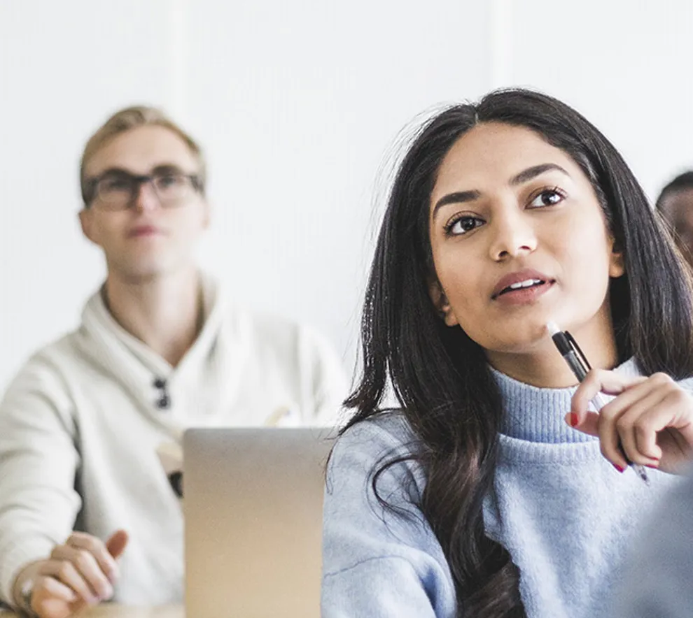 Studenter som sitter og hører på